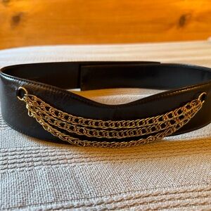 Accent belt with hold chain detail